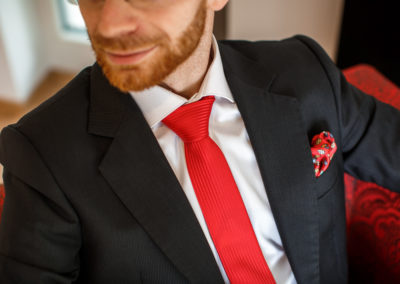 pánské sako s červenou kravatou a kapesníčkem